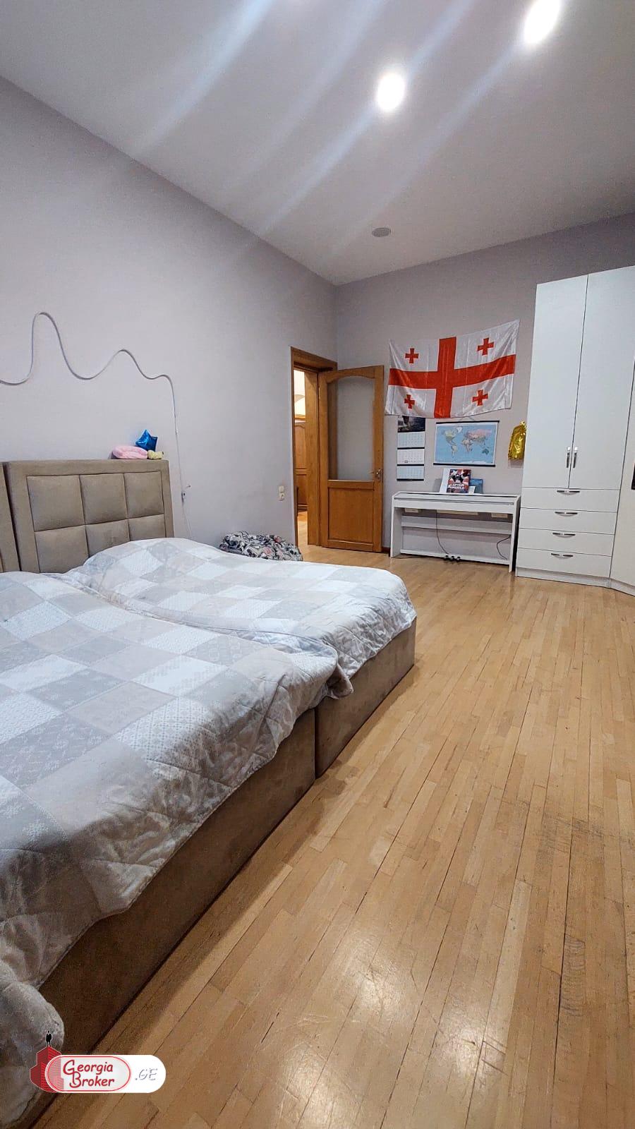 продается квартира с новым ремонтом 5-комнат